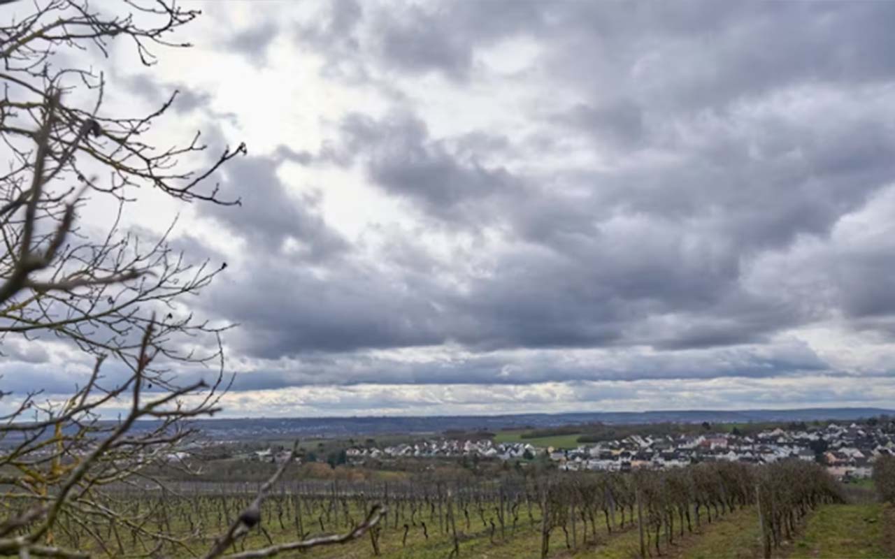 Graue Wolken über den Wahllokalen: Wie das kühle Wetter den historischen Wahlsonntag in Hessen prägt