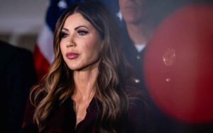 Trumps erstes großes Kabinettsbeben: Warum Heimatschutzministerin Kristi Noem gefeuert wurde