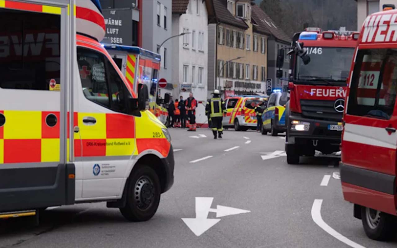 Tödliche Tragödie auf dem Gehweg: LKW erfasst Mutter und Kind in Baden-Württemberg