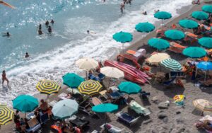 Akuter Gesundheitsnotstand vor den Feiertagen: Der Hepatitis-A-Ausbruch in Italien und die Gefahr aus dem Meer